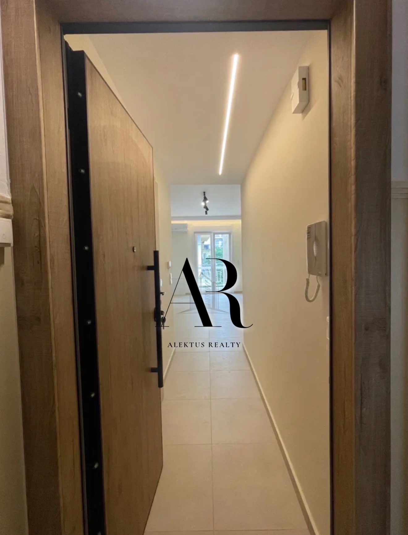 Luxury Renovated 1-Bedroom Apartment Next to Metro & Universities — Papafi, Thessaloniki
