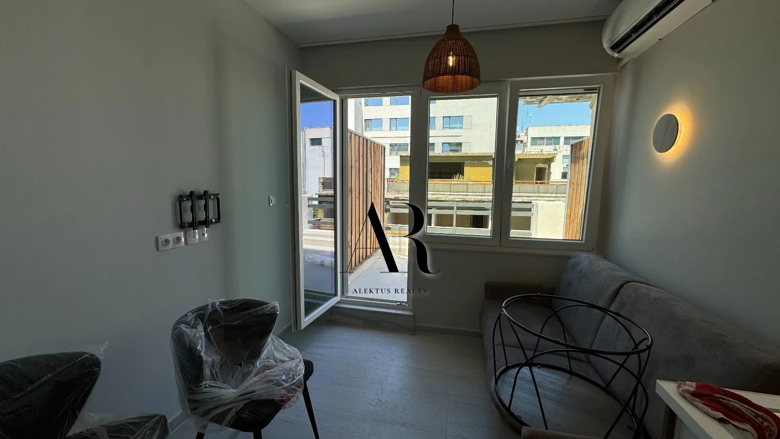 Renovated Investment Studio with Balcony in Vardaris – Rented at 5.90% ROI